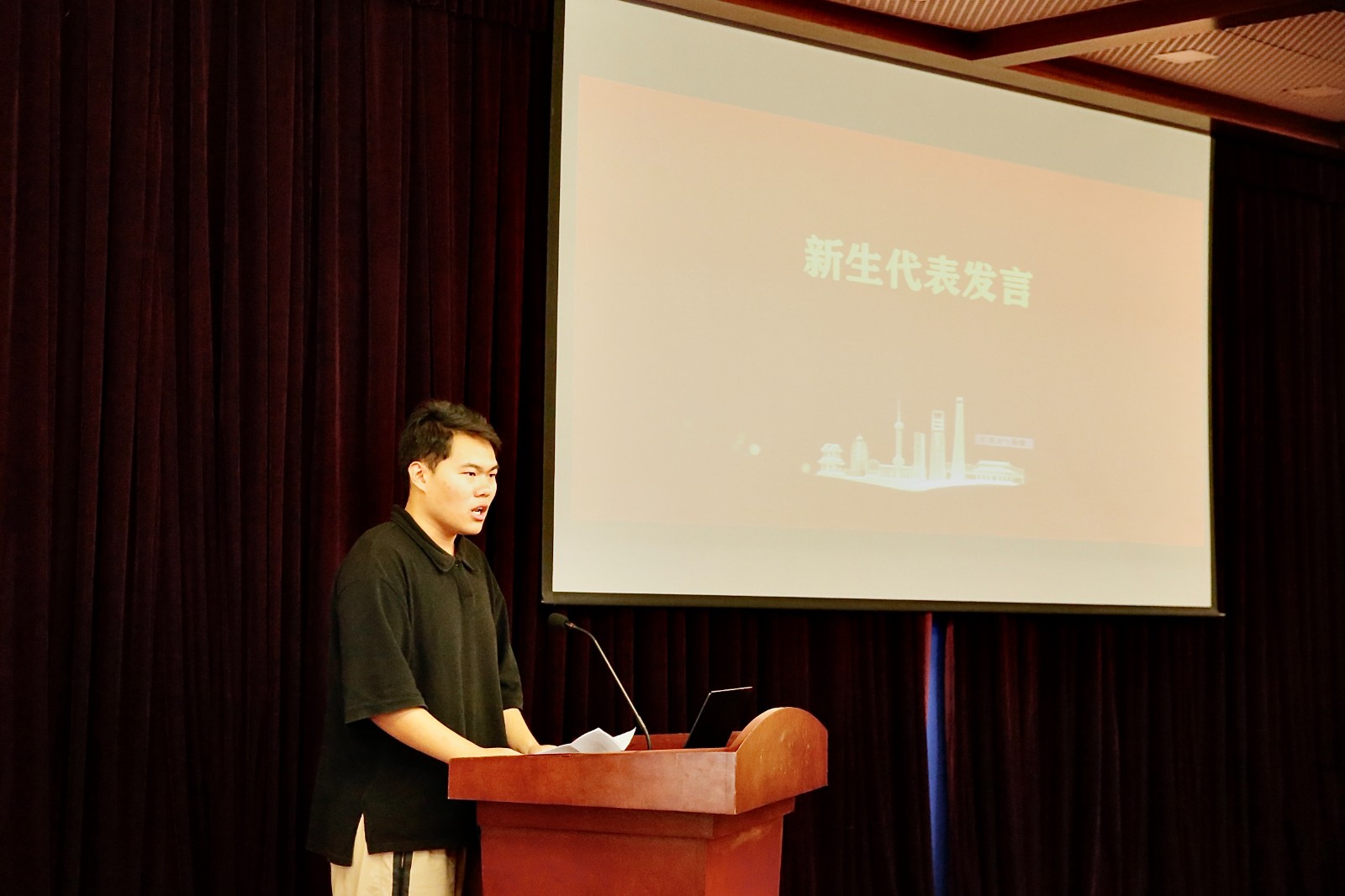 新生范云浩讲话.jpg 新生范云浩讲话.jpg